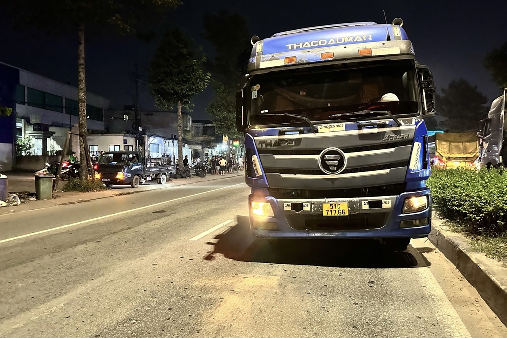 Ô tô đầu kéo cán người đi xe máy tử vong ở TPHCM - 2 Ô tô đầu kéo cán người đi xe máy tử vong ở TPHCM - 2