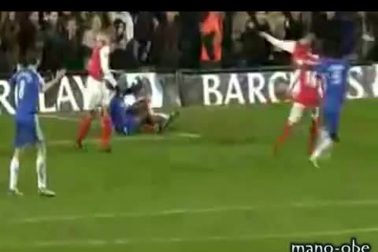 Jens Lehmann nhận thẻ đỏ sau khi đẩy ngã Drogba và ăn vạ