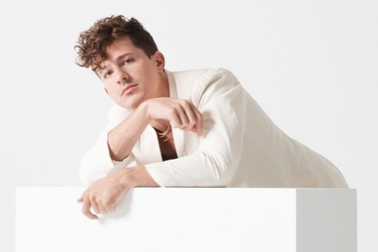 Charlie Puth - ngôi sao đình đám vừa tới Việt Nam - là ai?