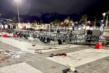 Sập giàn đèn sân khấu nhạc nước, 6 người bị thương