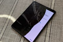 Siêu smartphone 2000 USD vỡ màn hình sau 2 ngày sử dụng