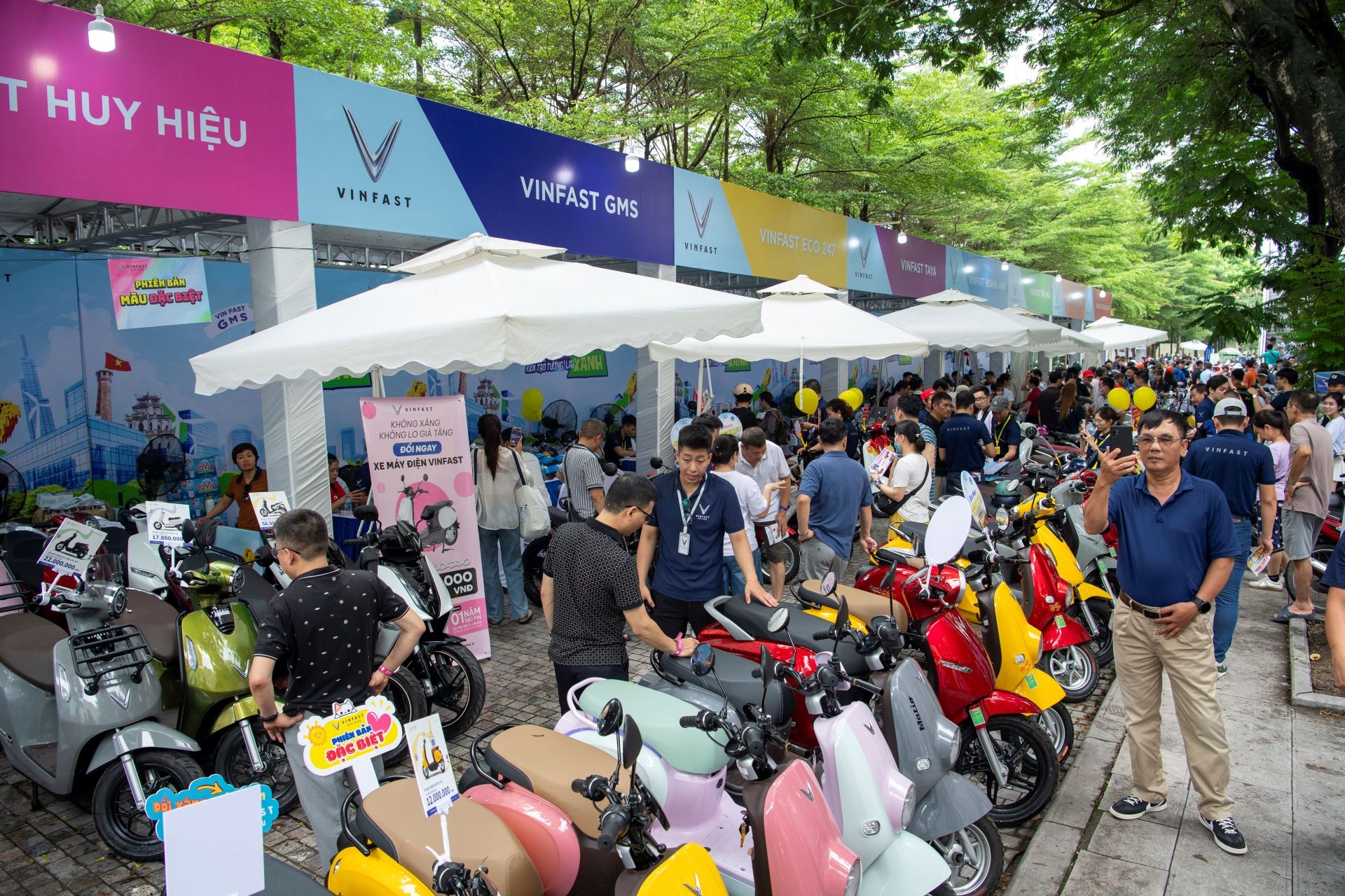 Nhiều người đổi xe máy xăng cũ, lên đời xe máy điện mới - 2 Nhiều người đổi xe máy xăng cũ, lên đời xe máy điện mới - 2