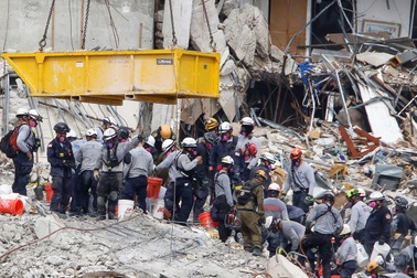 Tìm thấy thêm thi thể vụ sập chung cư Mỹ, 149 người vẫn "bặt vô âm tín"