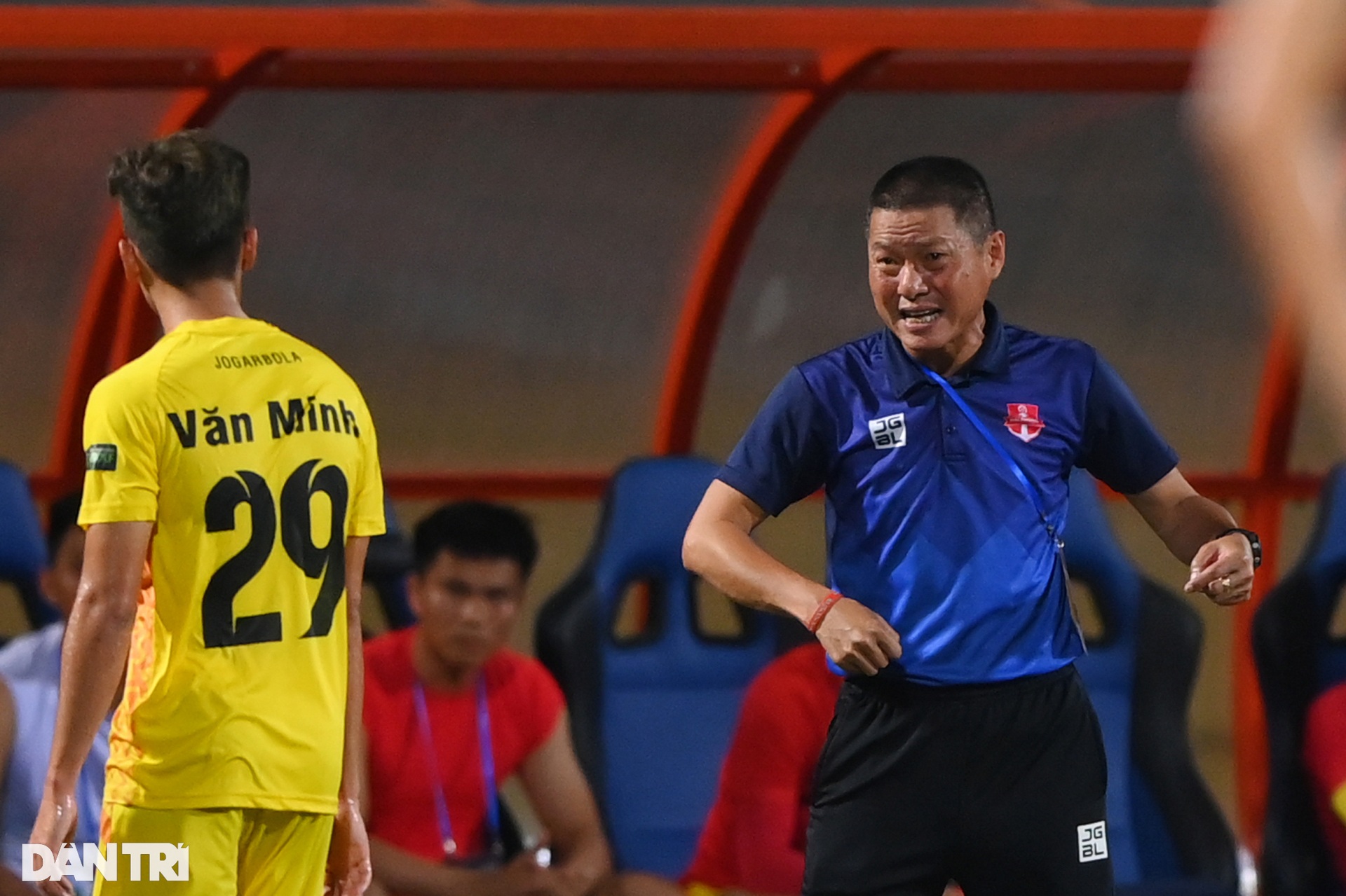 HLV Chu Đình Nghiêm ôm đầu nhận thất bại trong ngày trở về Hàng Đẫy - 13 HLV Chu Đình Nghiêm ôm đầu nhận thất bại trong ngày trở về Hàng Đẫy - 13