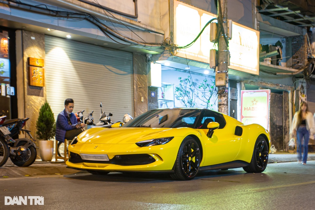 Lần đầu mua siêu xe, đại gia trẻ tuổi Hà thành chọn Ferrari hơn 23 tỷ đồng - 1 Lần đầu mua siêu xe, đại gia trẻ tuổi Hà thành chọn Ferrari hơn 23 tỷ đồng - 1