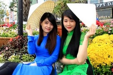 Bạn trẻ Đà Nẵng thích thú tạo dáng bên đường hoa Xuân