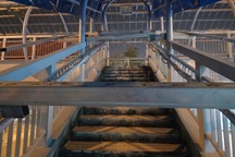 Cầu đi bộ bến buýt nhanh BRT thi công cẩu thả, gây họa cho khách hàng