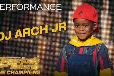 DJ 6 tuổi khiến khán phòng vỡ òa phấn khích