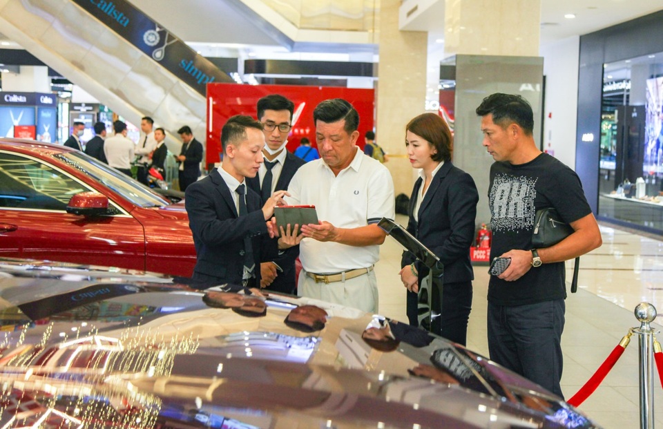 Khách hàng trầm trồ khi tận mắt chiêm ngưỡng “bom tấn” VinFast President - 2 Khách hàng trầm trồ khi tận mắt chiêm ngưỡng “bom tấn” VinFast President - 2
