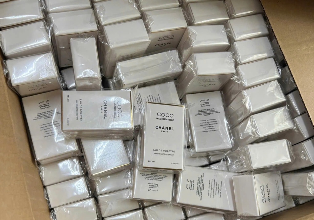 Đột kích 3 điểm làm giả 20.000 chai nước hoa Chanel, Dior ở TPHCM - 2 Đột kích 3 điểm làm giả 20.000 chai nước hoa Chanel, Dior ở TPHCM - 2
