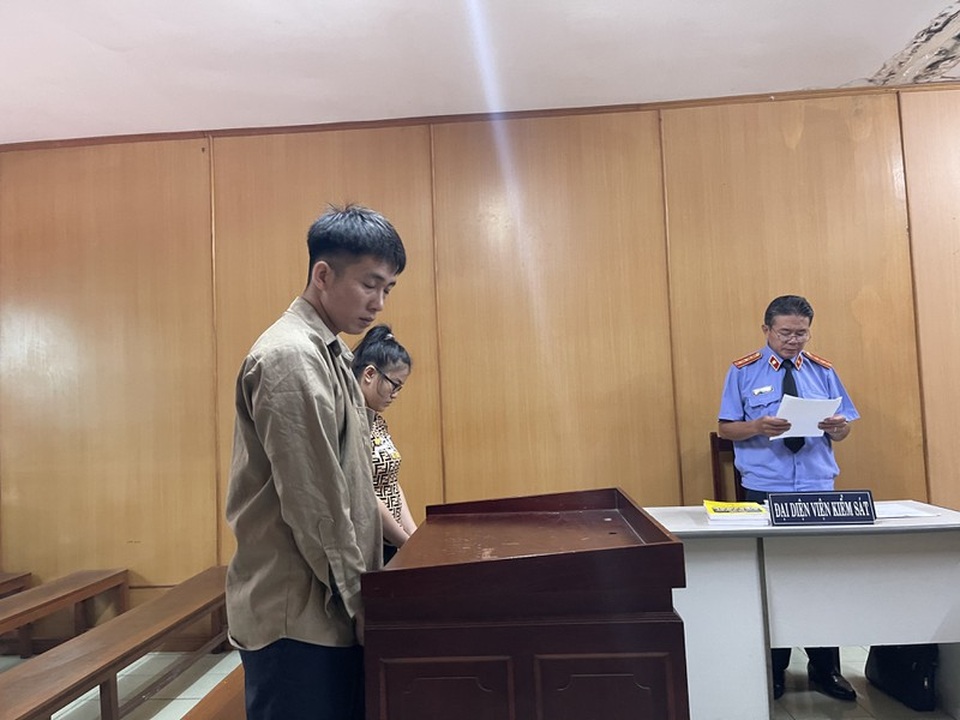 Cha mẹ đi tù và giọt nước mắt của đứa con bên ngoài phòng xử án - 1 Cha mẹ đi tù và giọt nước mắt của đứa con bên ngoài phòng xử án - 1