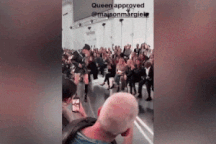 Người mẫu “hùng hổ” bước đi trên sàn catwalk gây sốt