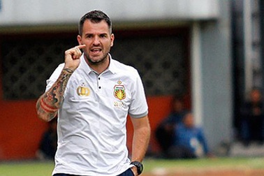 Sau khi bị sa thải, cựu HLV Indonesia chuyển sang làm bình luận viên bóng đá