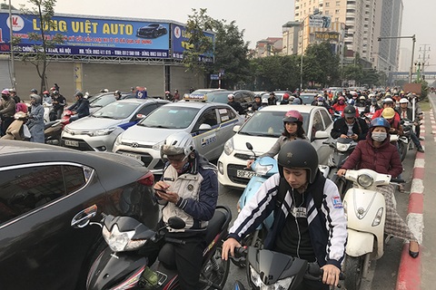 Xe máy “lèn chặt” trên tuyến đường Hà Nội dự định... cấm xe máy