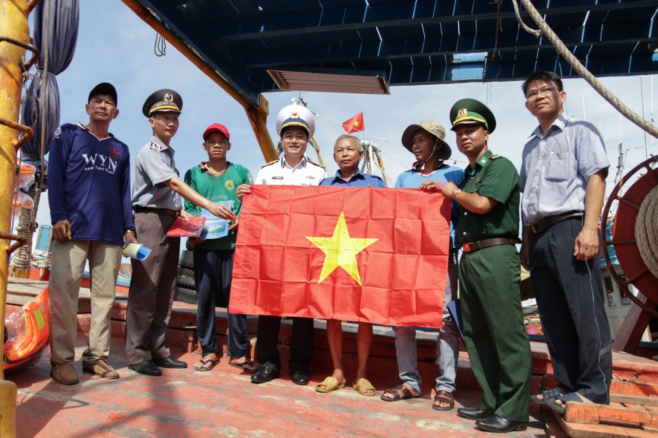 Quân chủng Hải quân trao tặng cờ Tổ quốc cho ngư dân - 1 Quân chủng Hải quân trao tặng cờ Tổ quốc cho ngư dân - 1