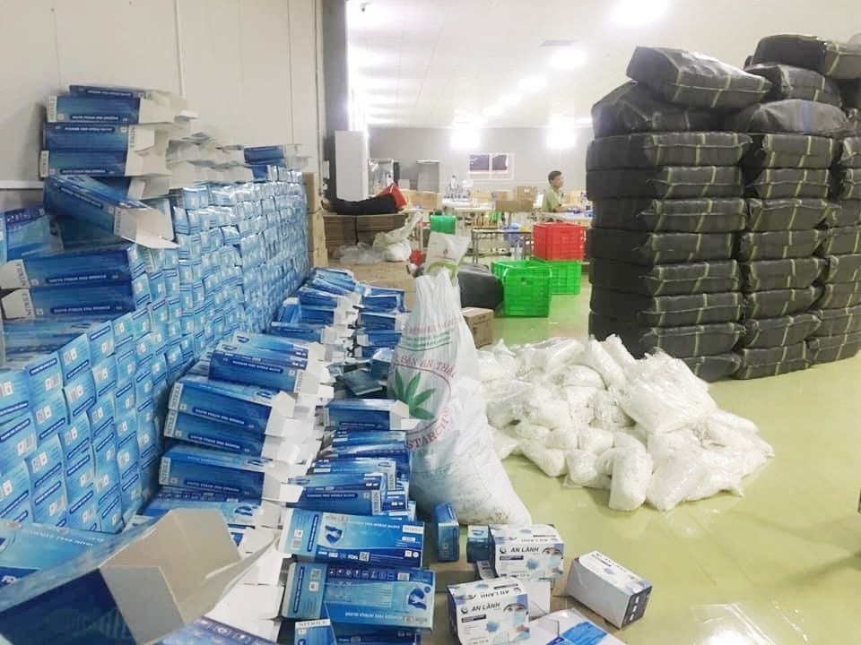 Xưởng sản xuất khẩu trang chứa hàng nghìn găng tay cao su cũ - 1 Xưởng sản xuất khẩu trang chứa hàng nghìn găng tay cao su cũ - 1