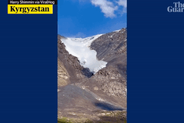 Kinh hoàng cảnh tuyết lở như thác đổ, suýt "quét sạch" đoàn người leo núi