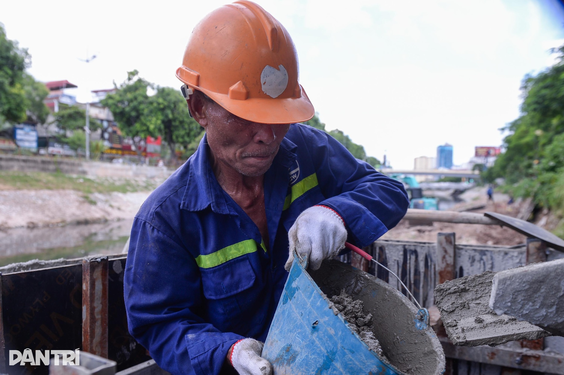 Đẫm mồ hôi mưu sinh dưới cái nắng đỉnh điểm gần 50 độ C ở Hà Nội - 9 Đẫm mồ hôi mưu sinh dưới cái nắng đỉnh điểm gần 50 độ C ở Hà Nội - 9