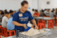 Nam công nhân xin cơm thừa của công ty mang về cho bữa tối