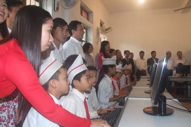 Hà Tĩnh: Công ty SABECO tặng thiết bị học tập cho HS miền núi 