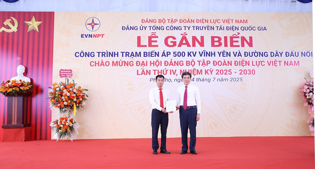 Gắn biển công trình Trạm biến áp 500kV Vĩnh Yên và đường dây đấu nối - 1