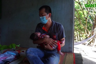 Mẹ mất vì Covid-19, con thơ thiếu tình thương, khát sữa.