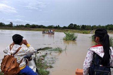 Làng giữa sông “đơn độc” khi lũ về