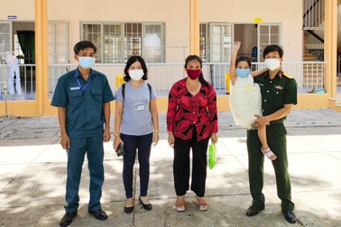 Hành trình Thiếu tá nhận đỡ đầu 3 anh em bé gái một mình nhận tro cốt mẹ