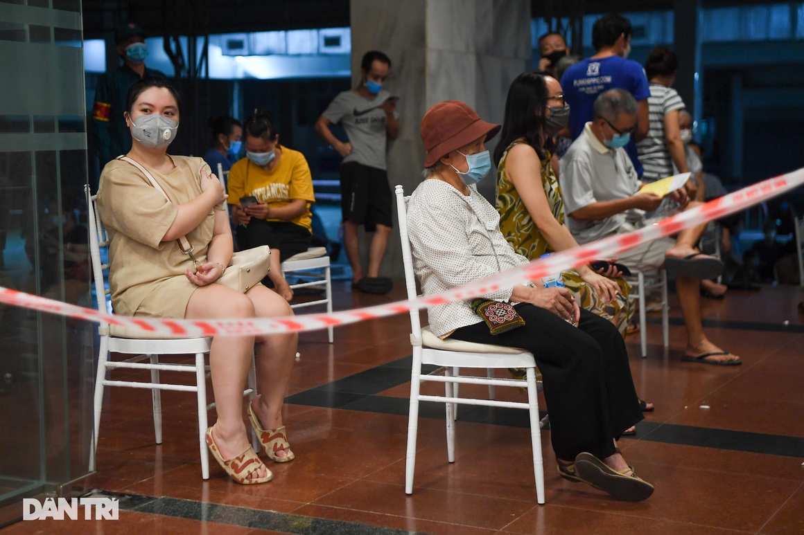 Xuyên đêm tổng lực tiêm vắc xin phòng Covid-19 cho người dân Hà Nội - 3 Xuyên đêm tổng lực tiêm vắc xin phòng Covid-19 cho người dân Hà Nội - 3