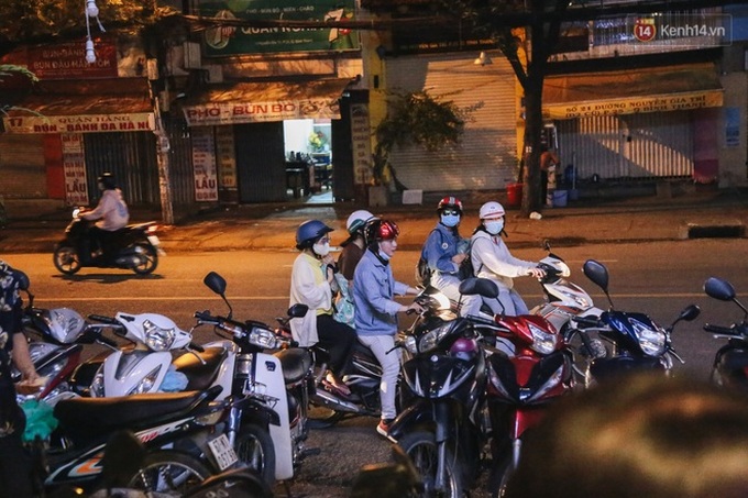 Nhiều quán cafe thâu đêm ở Sài Gòn chật kín khách: Sức chi tiêu của người Việt về đêm đâu kém du khách quốc tế! - Ảnh 9. Nhiều quán cafe thâu đêm ở Sài Gòn chật kín khách: Sức chi tiêu của người Việt về đêm đâu kém du khách quốc tế! - Ảnh 9.