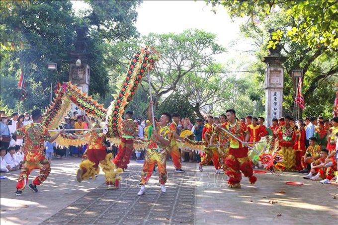 Tiết mục biểu diễn múa rồng tại Lễ hội truyền thống đền Trần năm 2022. 
