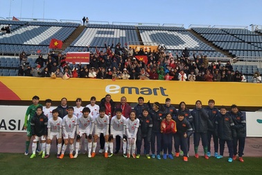 Cổ động viên Việt Nam tại Hàn Quốc chúc mừng đội tuyển nữ Việt Nam