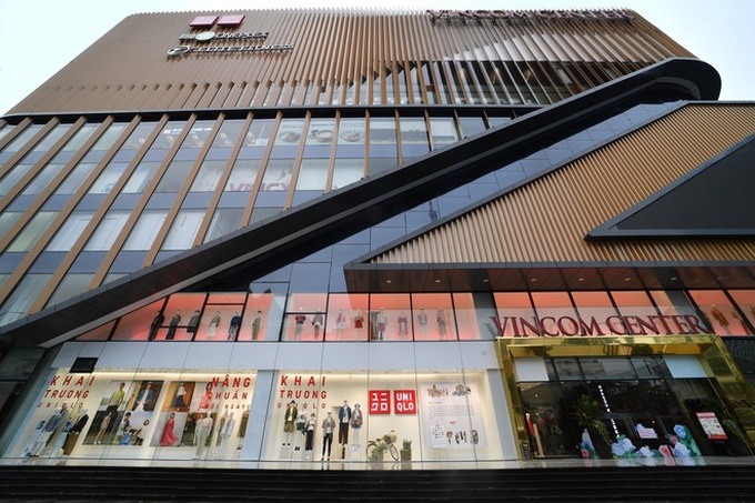 Hàng trăm khách đeo khẩu trang xếp hàng chờ mua sắm ở cửa hàng Uniqlo đầu tiên tại Hà Nội - Ảnh 12. Hàng trăm khách đeo khẩu trang xếp hàng chờ mua sắm ở cửa hàng Uniqlo đầu tiên tại Hà Nội - Ảnh 12.