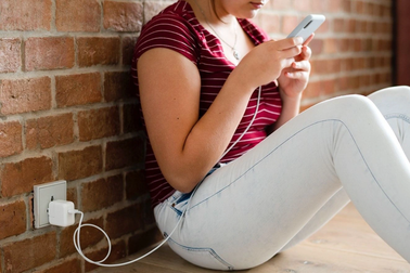 Dùng điện thoại khi đang cắm sạc: Hành động tự sát