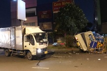 Tài xế xe tải ngủ gật, tông lật ngang ô tô làm vệ sinh ở TPHCM