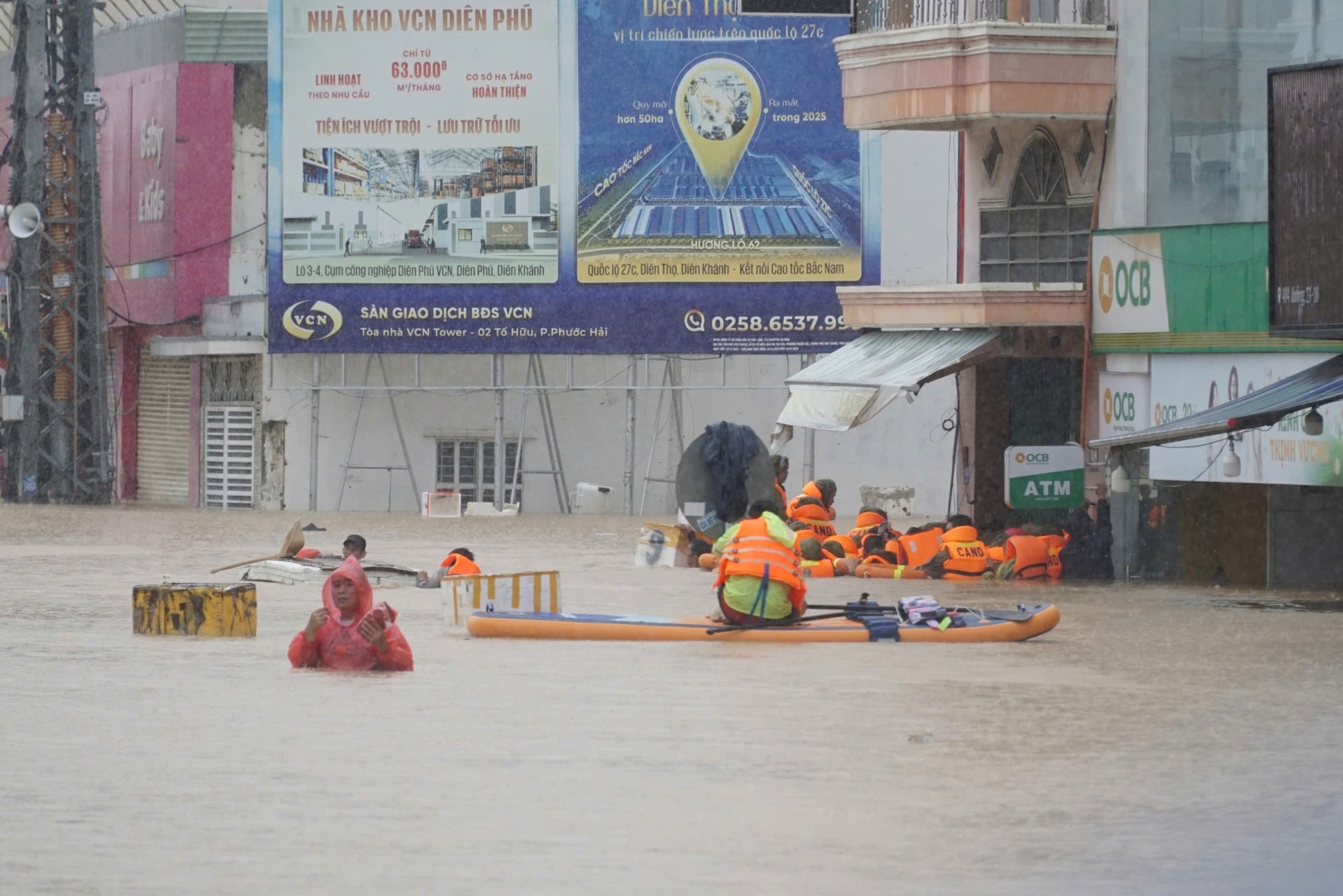 Nước dâng cao, lực lượng chức năng căng mình cứu dân trong lũ - 9 Nước dâng cao, lực lượng chức năng căng mình cứu dân trong lũ - 9