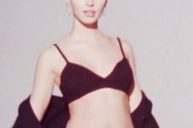 Cú lột xác "bàng hoàng" của Iris Law