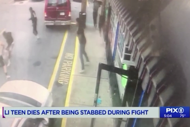 Thiếu niên 16 tuổi bị đâm chết, người xung quanh thản nhiên lôi điện thoại quay phim, chụp ảnh