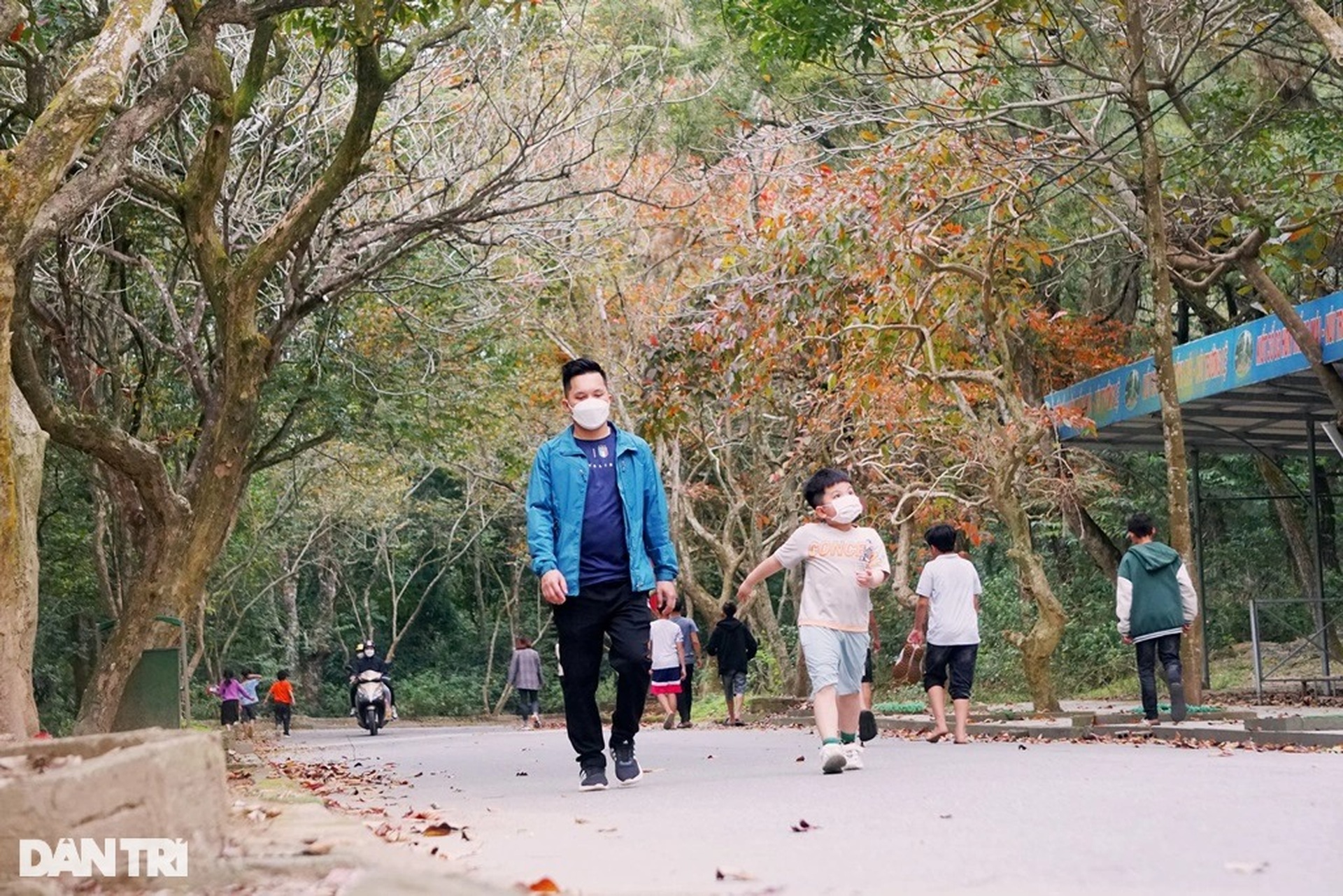 Nắng ấm, người dân đổ ra tuyến đường đẹp nhất phố biển Sầm Sơn thể dục - 16