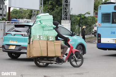 Khách Tây lạ với cảnh người Việt đi xe máy: Chở 4 người, hàng to vẫn đi tốt