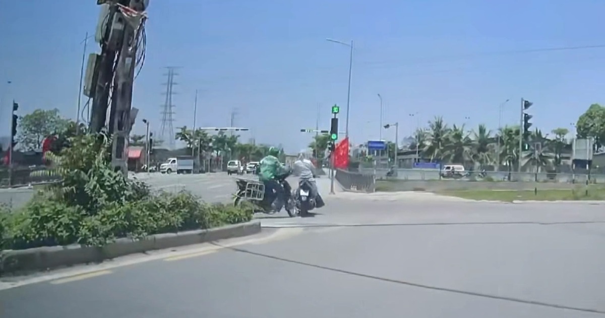 Vượt đèn đỏ, người phụ nữ xô ngã xe đang qua ngã tư Vượt đèn đỏ, người phụ nữ xô ngã xe đang qua ngã tư