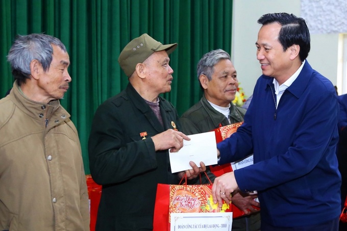 Tư lệnh ngành LĐ-TB&XH tặng quà cho người có công với cách mạng trong một chuyến công tác tại huyện Bát Xát, Lào Cai