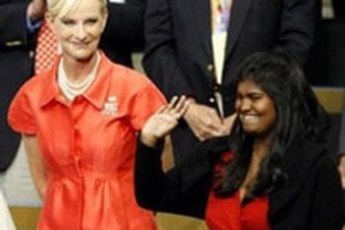 John McCain ra mắt con gái nuôi người Bangladesh