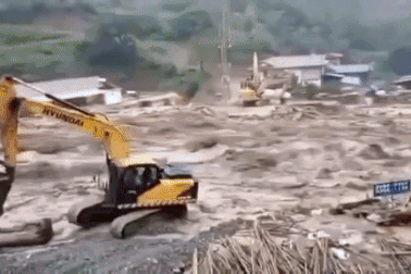 Lũ lụt cuốn phăng nhà cửa, cầu cống, Trung Quốc thiệt hại 27 triệu USD