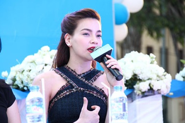 Hà Hồ khoe vẻ đẹp làn da rạng rỡ không tì vết