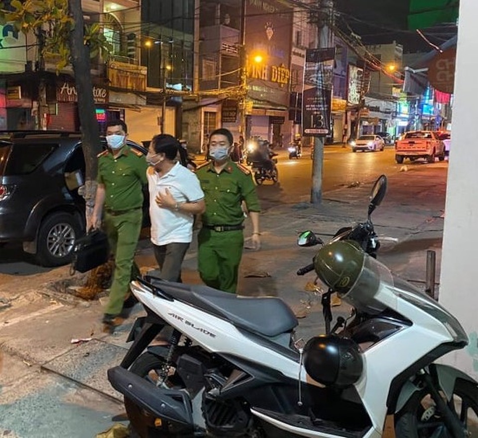 Vụ văn phòng đất đai cho mượn sổ đỏ: Bắt giam một giám đốc doanh nghiệp - 2 Vụ văn phòng đất đai cho mượn sổ đỏ: Bắt giam một giám đốc doanh nghiệp - 2
