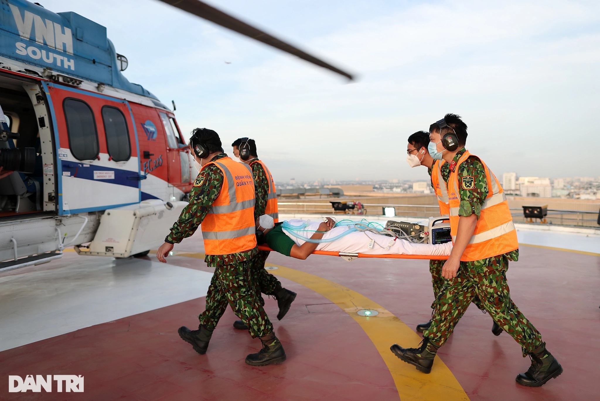 Trực thăng đáp trên nóc bệnh viện, huấn luyện cấp cứu đường không ở TPHCM - 6 Trực thăng đáp trên nóc bệnh viện, huấn luyện cấp cứu đường không ở TPHCM - 6