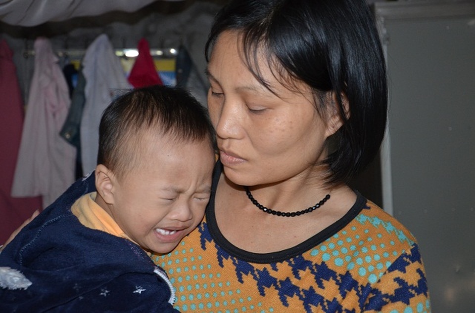 Bà mẹ đơn thân ôm con trai không có hậu môn sống cơ cực trong đói nghèo - 4 Bà mẹ đơn thân ôm con trai không có hậu môn sống cơ cực trong đói nghèo - 4