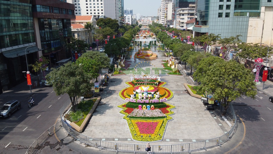 TPHCM: Chen chân chụp ảnh giữa trời nắng nóng ở đường hoa Nguyễn Huệ - 10 TPHCM: Chen chân chụp ảnh giữa trời nắng nóng ở đường hoa Nguyễn Huệ - 10