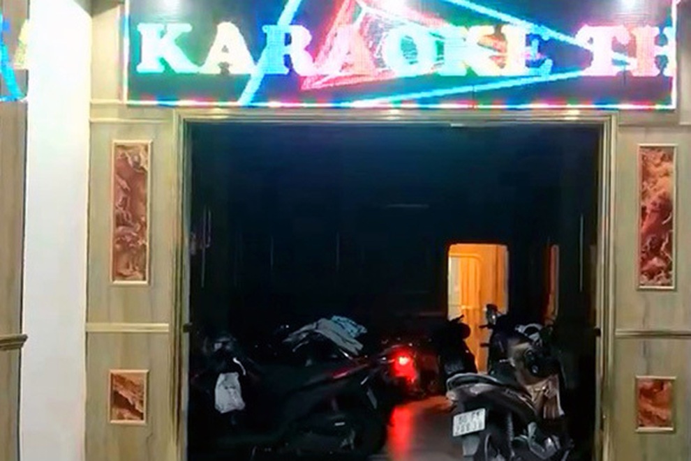 Hai nữ tiếp viên karaoke thoát y, quẩy cùng dân chơi giữa dịch Covid-19 - 1 Hai nữ tiếp viên karaoke thoát y, quẩy cùng dân chơi giữa dịch Covid-19 - 1